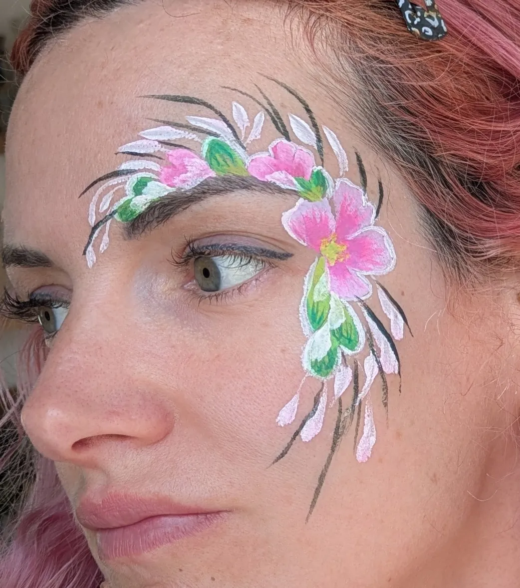 Maquillage artistique papillon rose et noir avec paillettes dor&eacute;es